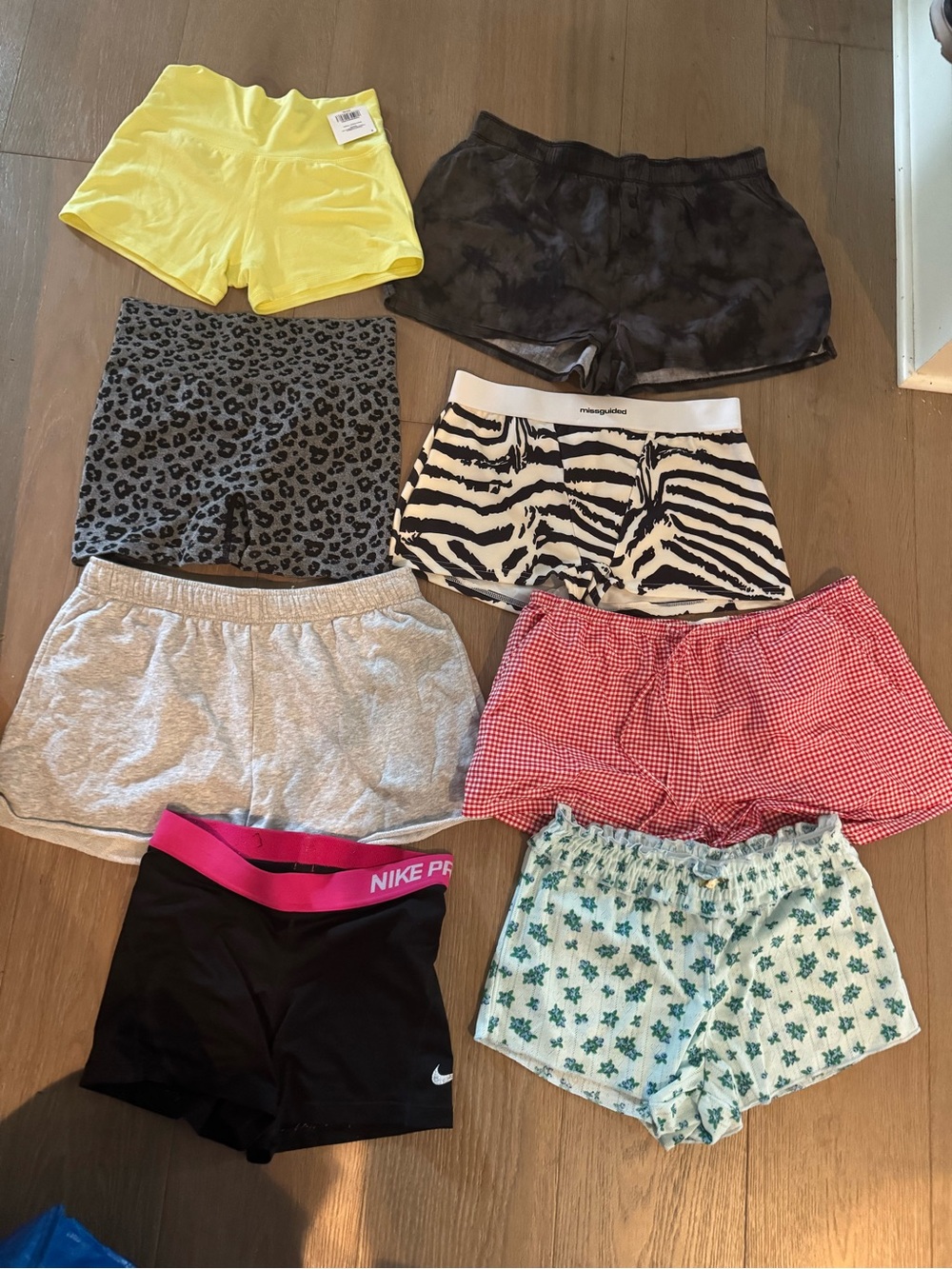 Lot of 8 shorts - Size Medium